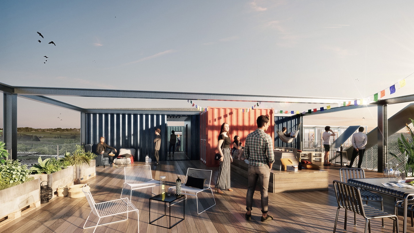 Terrasse eines bewohnten Containergebäudes im Grünen