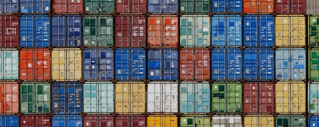 Gestapelte Seefrachtcontainer in verschiedenen Farben